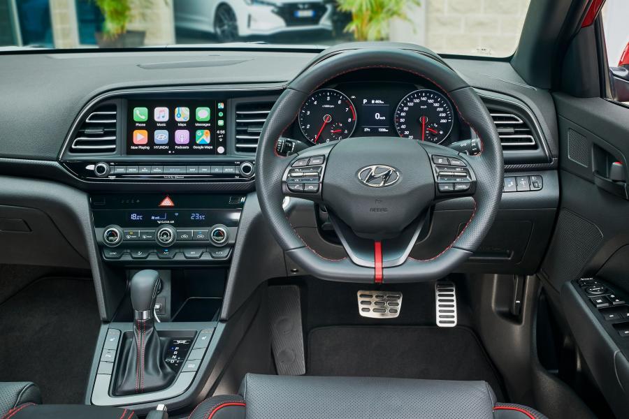 Торпедо Hyundai Elantra Sport Premium (AD) 2019 года  (AU) (фото 9 из 15)